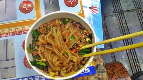吃瓜买的酸辣粉能吃吗视频,吃瓜群众买的酸辣粉能否放心食用？