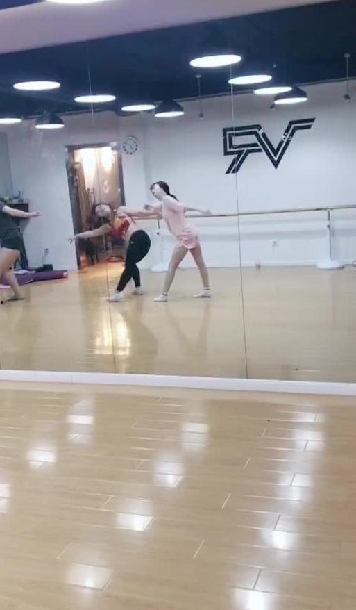 酒店吃瓜跳舞视频播放,吃瓜跳舞视频引发网友热议