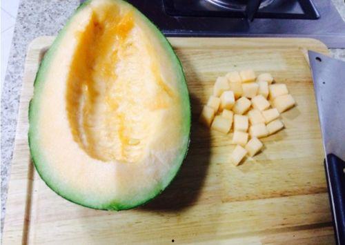 怎么吃简单哈密瓜视频,哈密瓜简易食用攻略