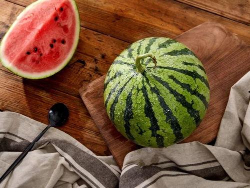 美国人在上海吃瓜视频,美国人体验地道中国“吃瓜”文化